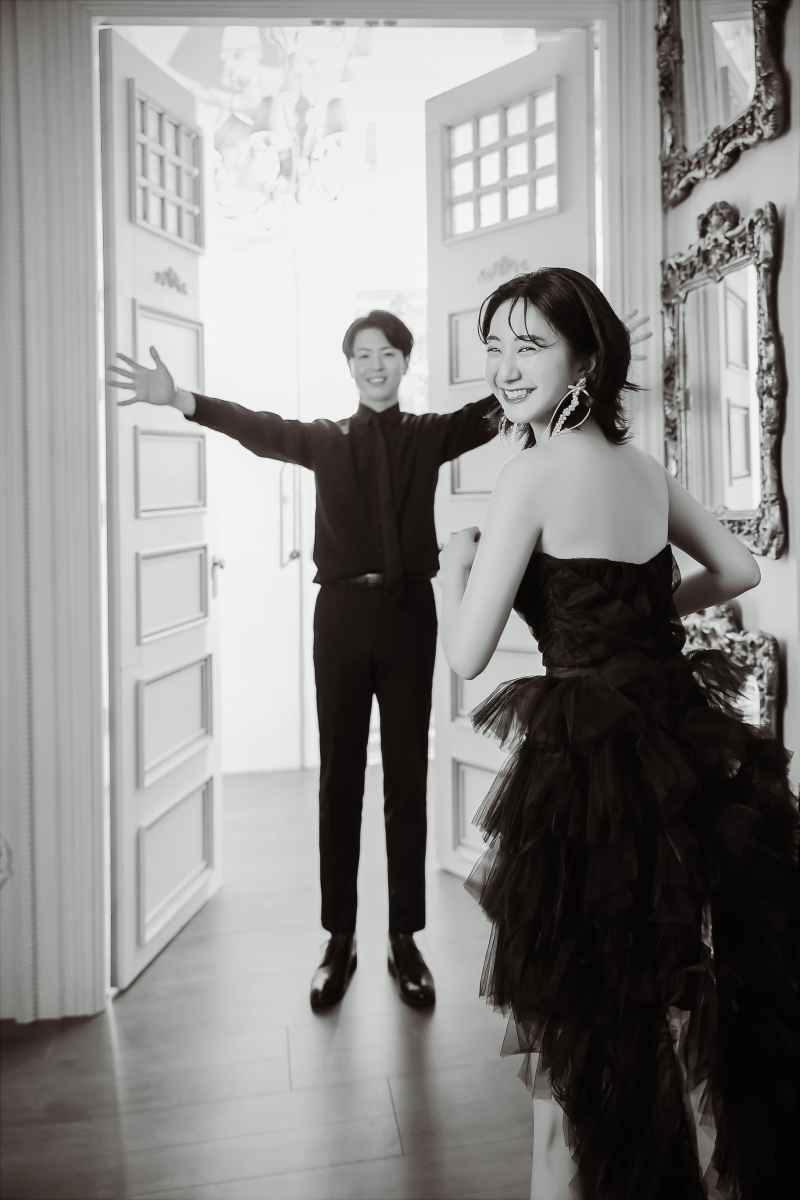 大きな扉に向かって