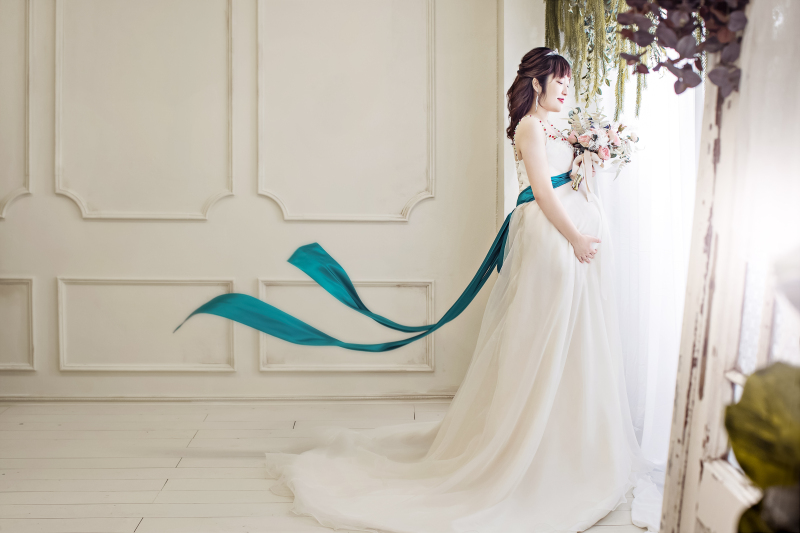 お腹を支える定番ポージング！