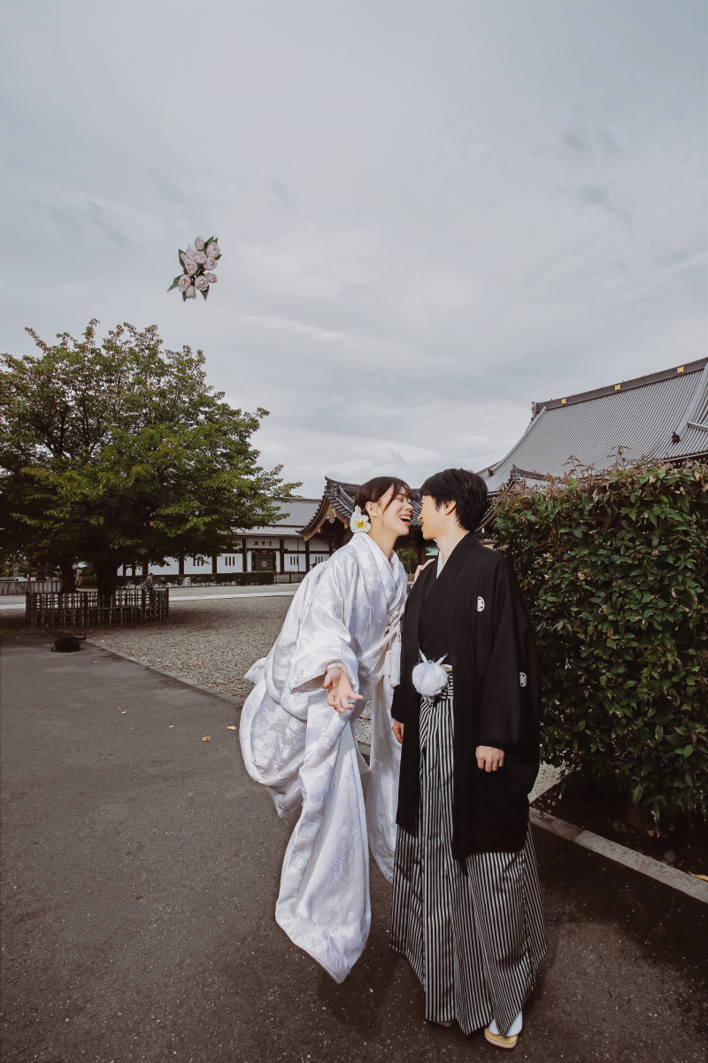 開けた敷地内で