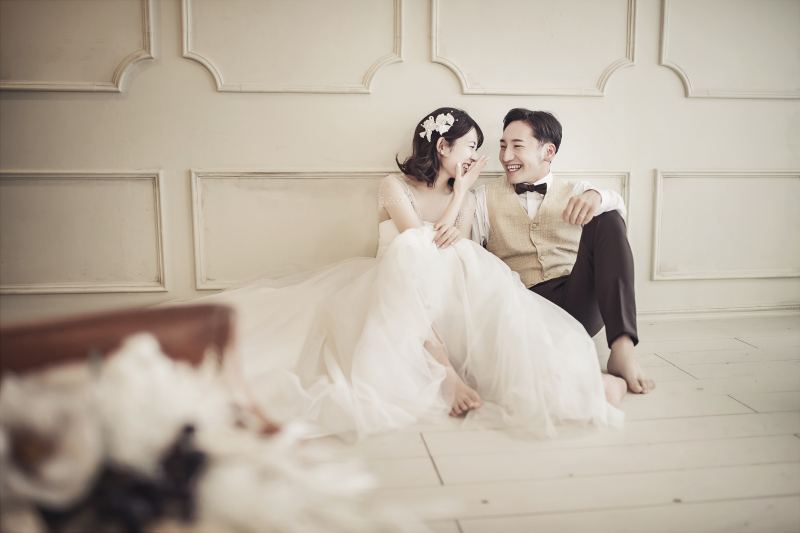 ふたりで床に座って