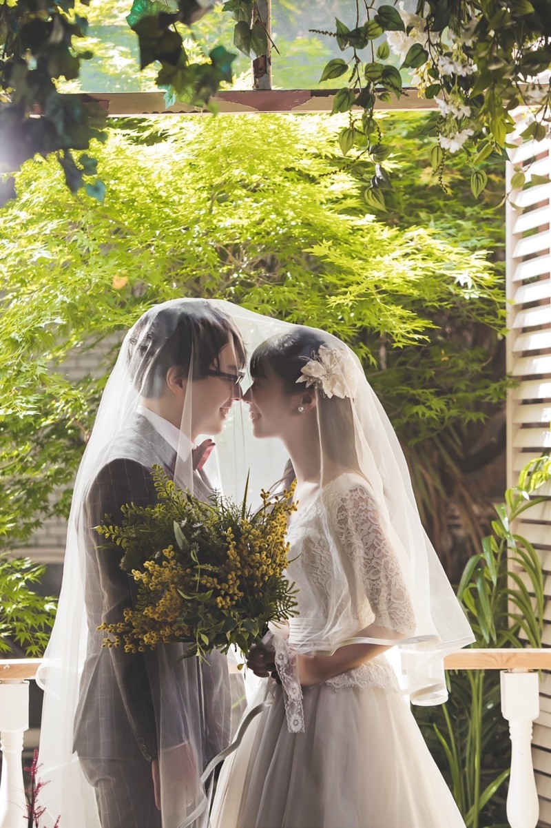 扉前でベールを被って♡