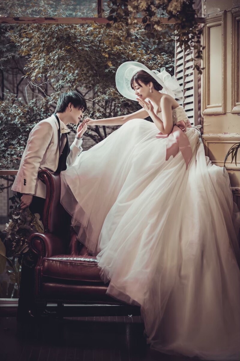 手にキスシーン