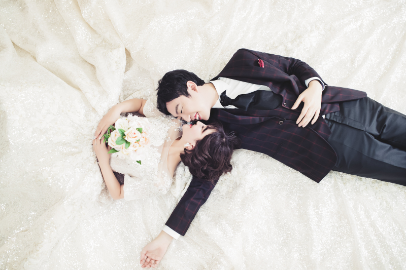 大きなドレスに寝そべって