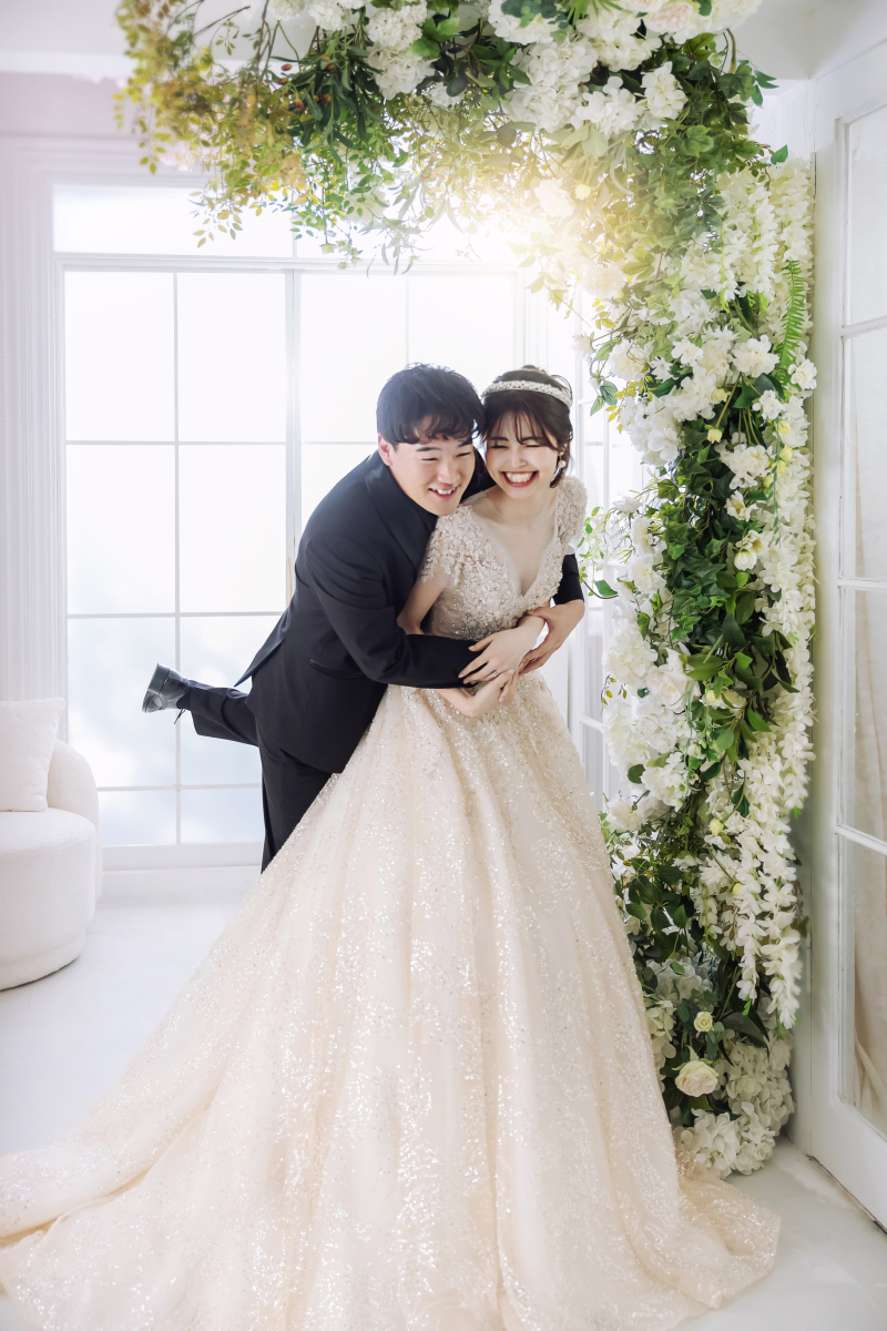 白い花の部屋でお二人のショット