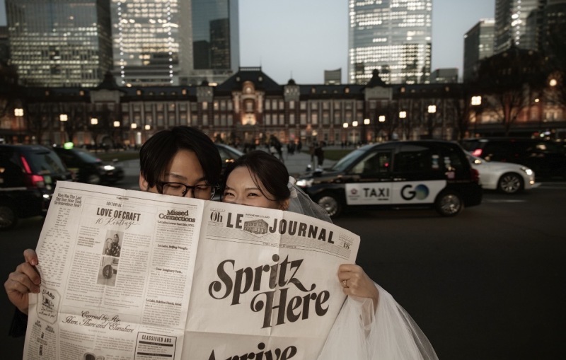 新聞越しのショット