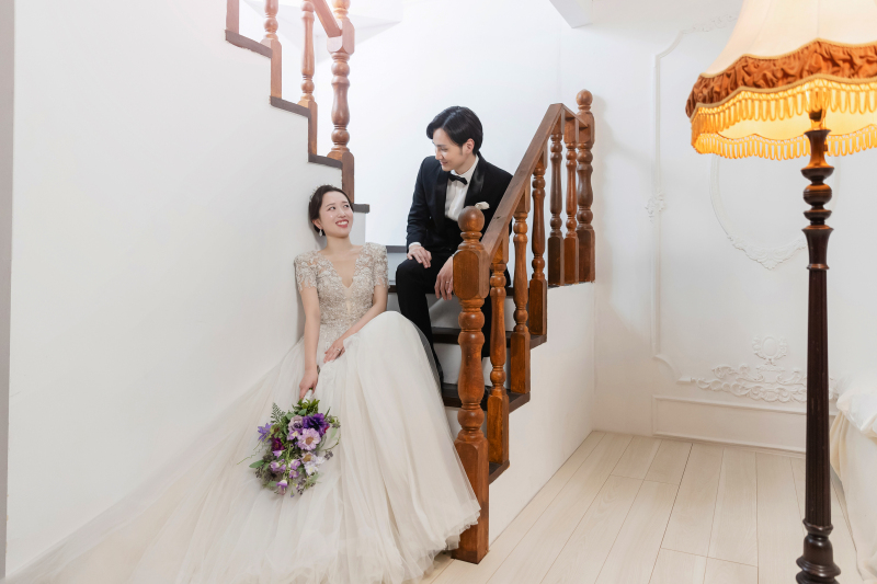 階段に腰かけてのショット