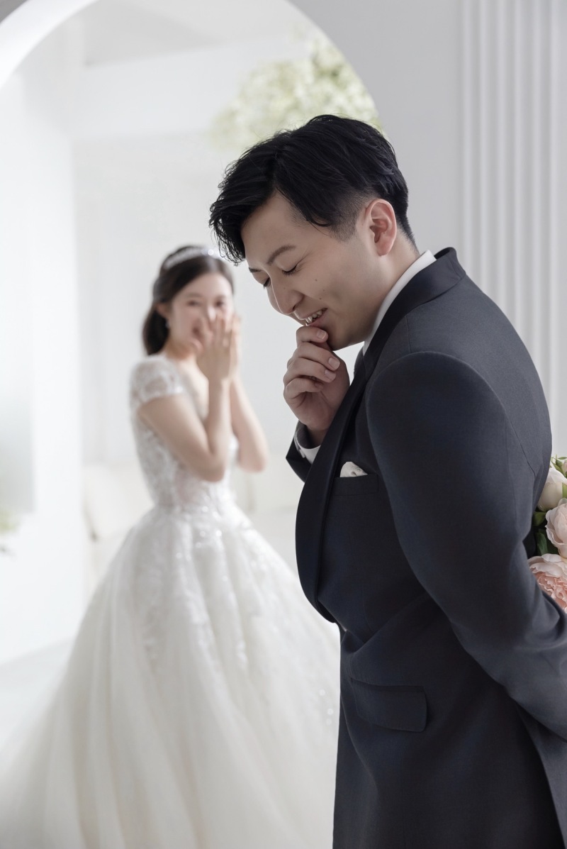 ご新婦様にサプライズをしようとしているご新郎様♪