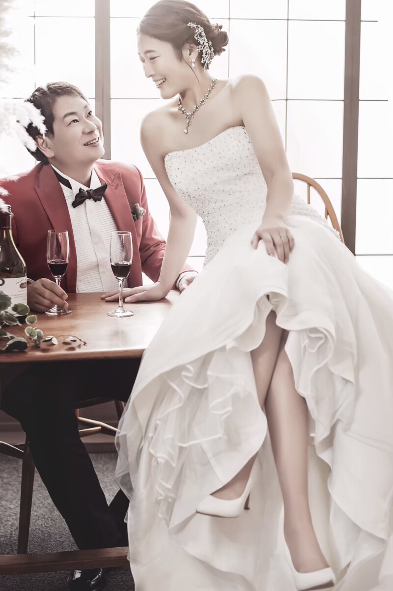 机に座る新婦様