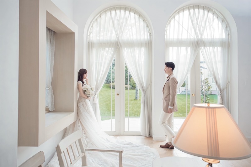 大きな窓の前で♡