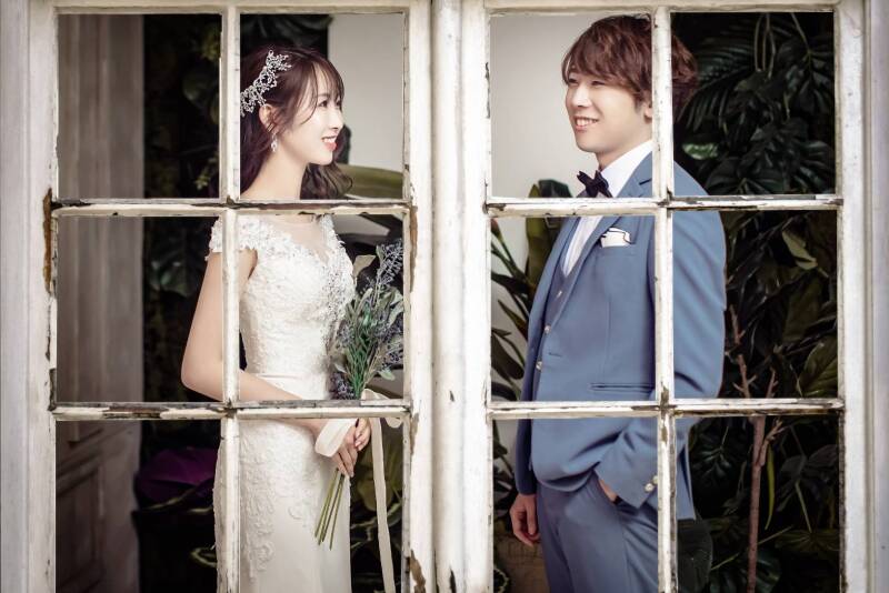 窓越しに見える素敵な笑顔