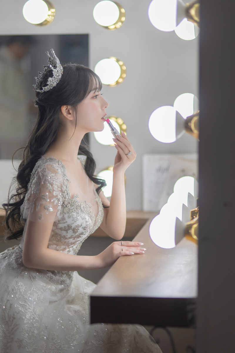 鏡の前でお支度シーン