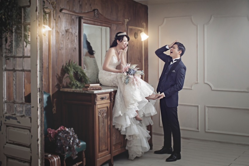 新婦様に靴を履かせて