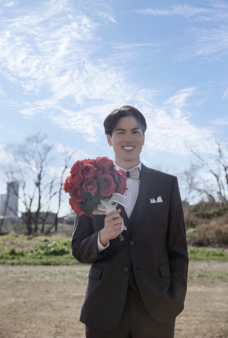 赤い薔薇を持って男らしいご新郎様⭐︎