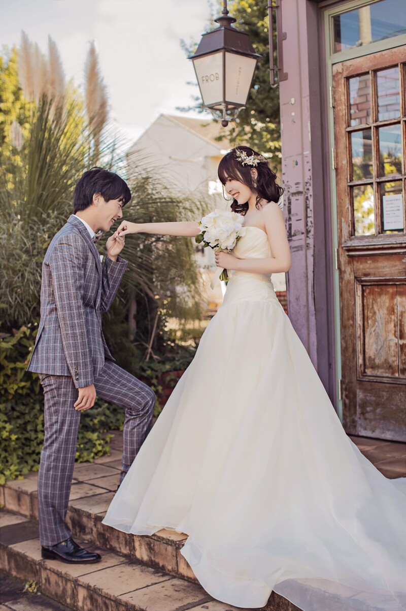 新婦様の手にキスシーン