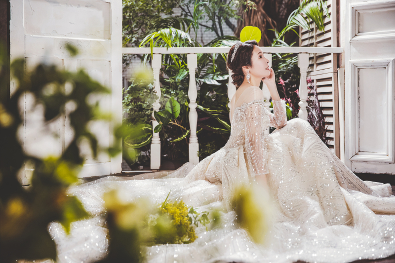 大きなトレーンを広げて座って