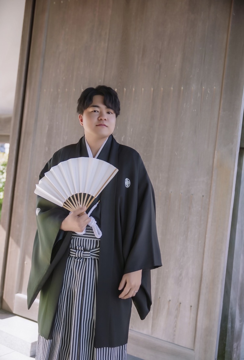 白扇を添えた端正な佇まい