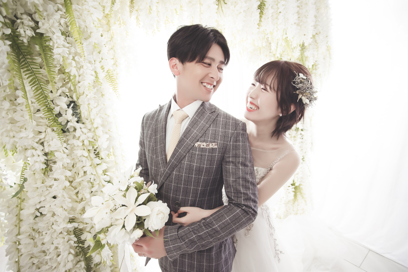 白花の前で見つめ合って♡