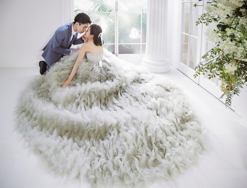 ボリュームドレスを活かしたポージングで