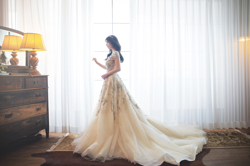 ドレスを大きく広げて♡