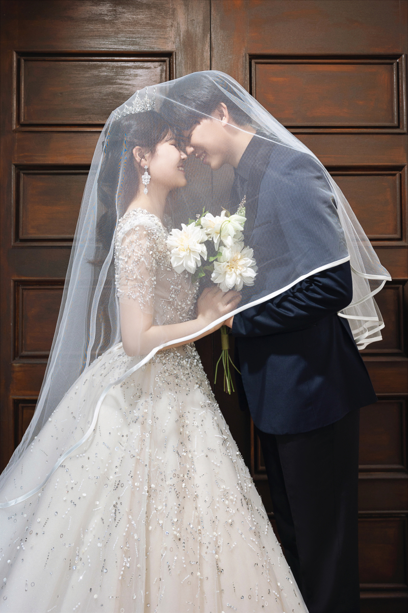 二人でベールをかぶるショットも