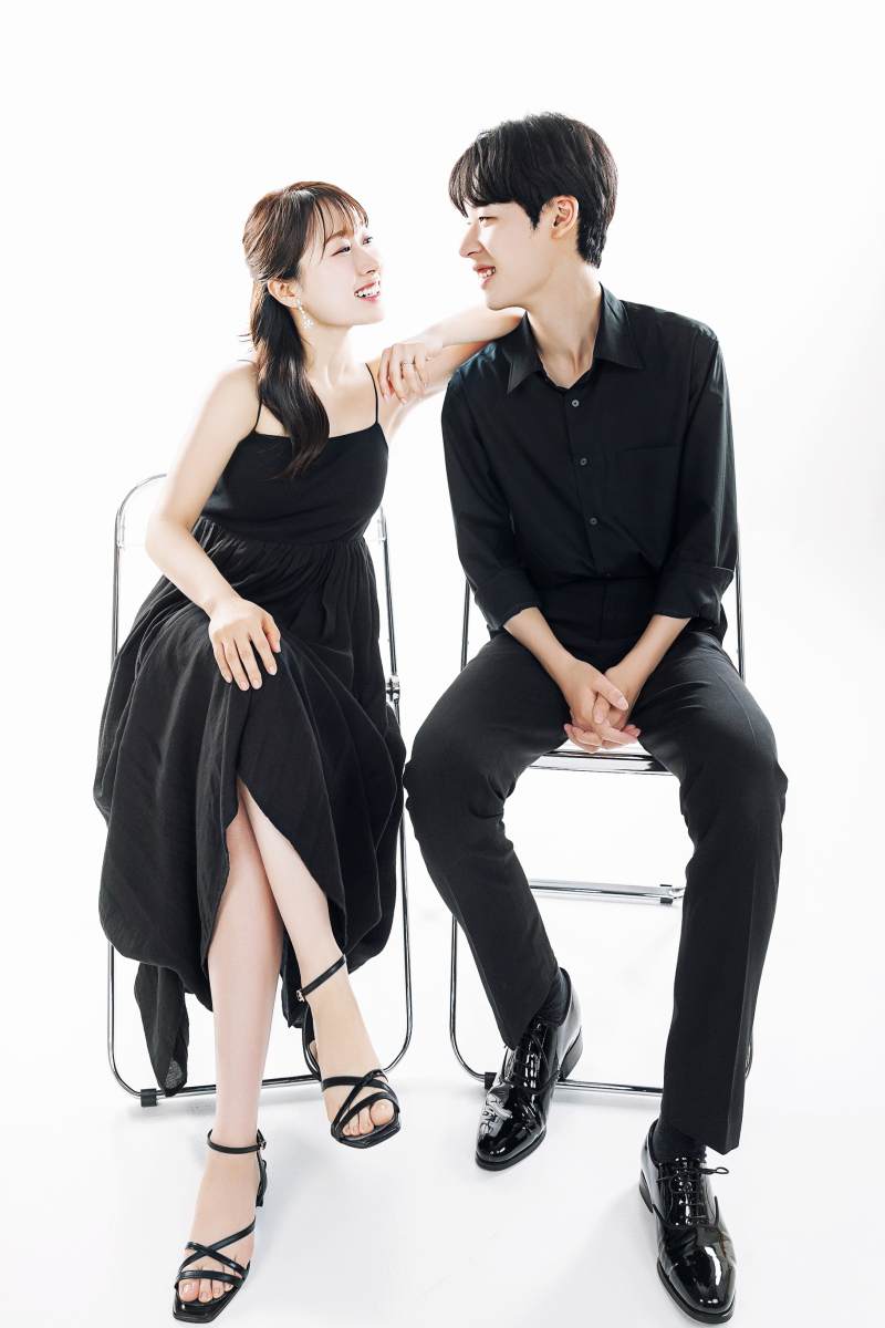 椅子に座ったポージング