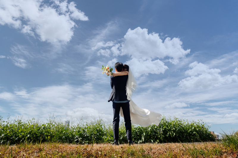 青空を大きく映したショット