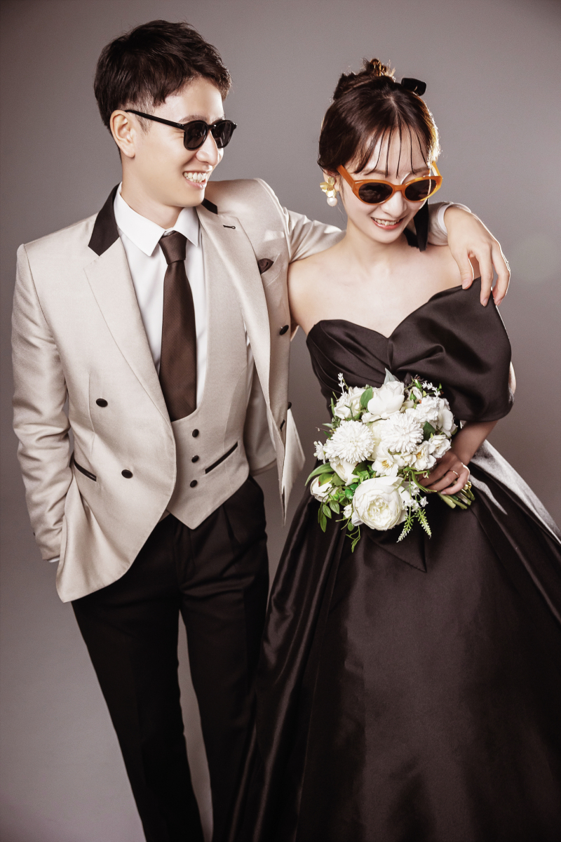 ブラックドレスにサングラス