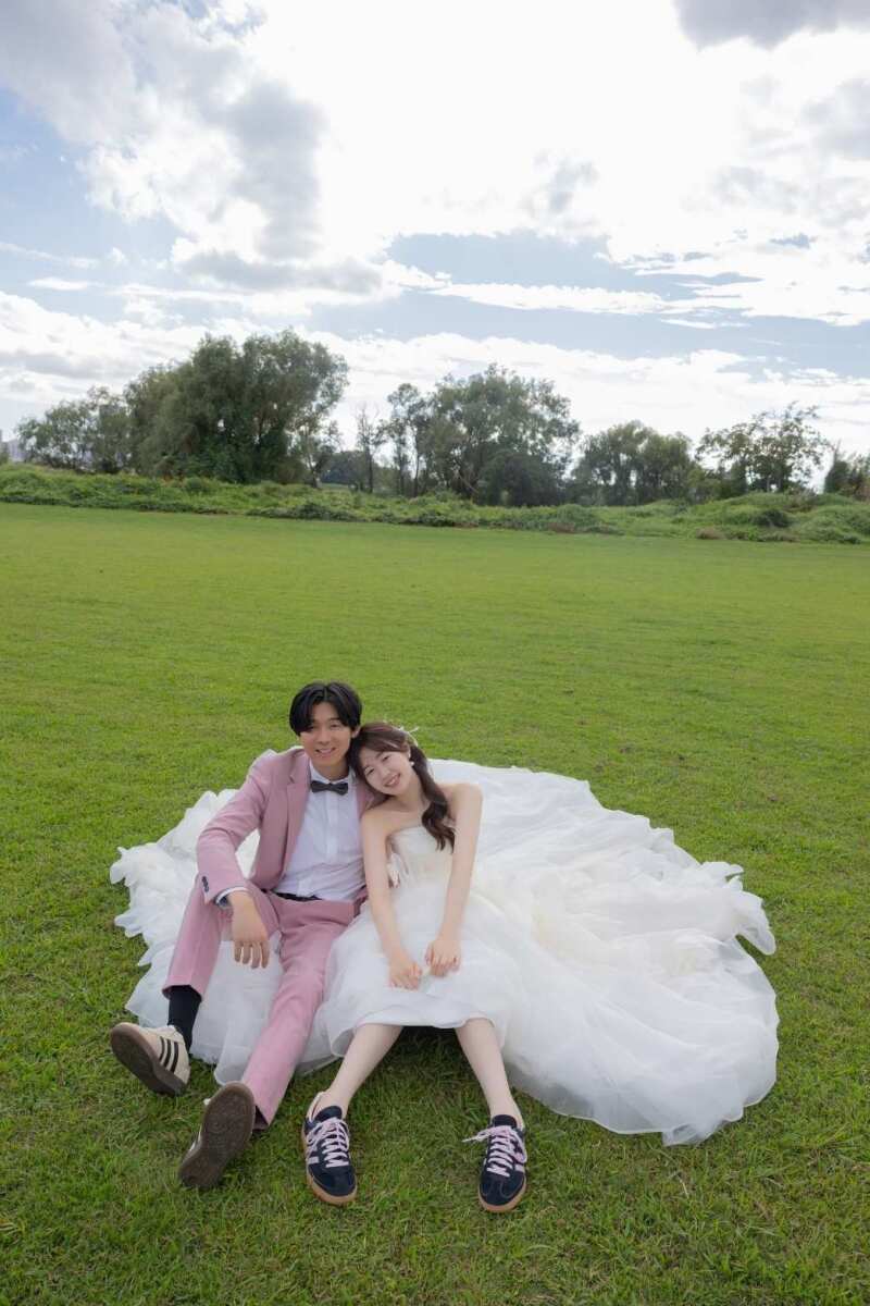 座ってスニーカーでワンカット♪