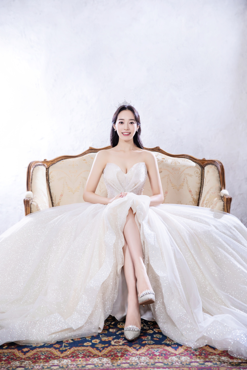 ソファーに座って