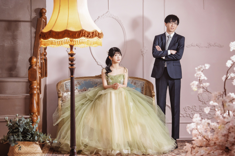 ふわっと広がるグリーンドレス