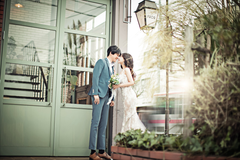 大きな扉のまえで