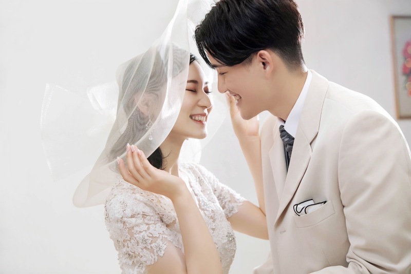 ウェディング帽子をかぶって