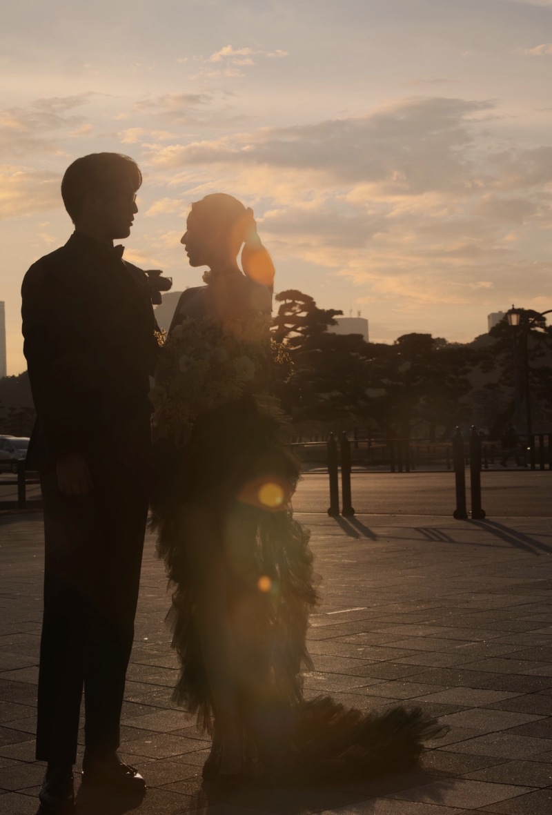 夕陽のような空にに浮かぶシルエット