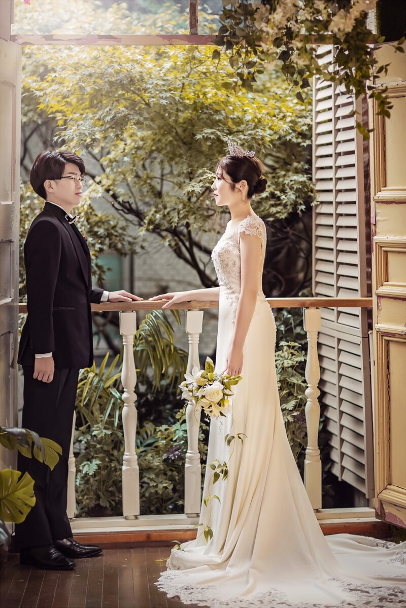 扉の前で見つめあって