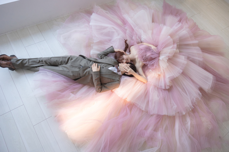 床にドレスを広げて