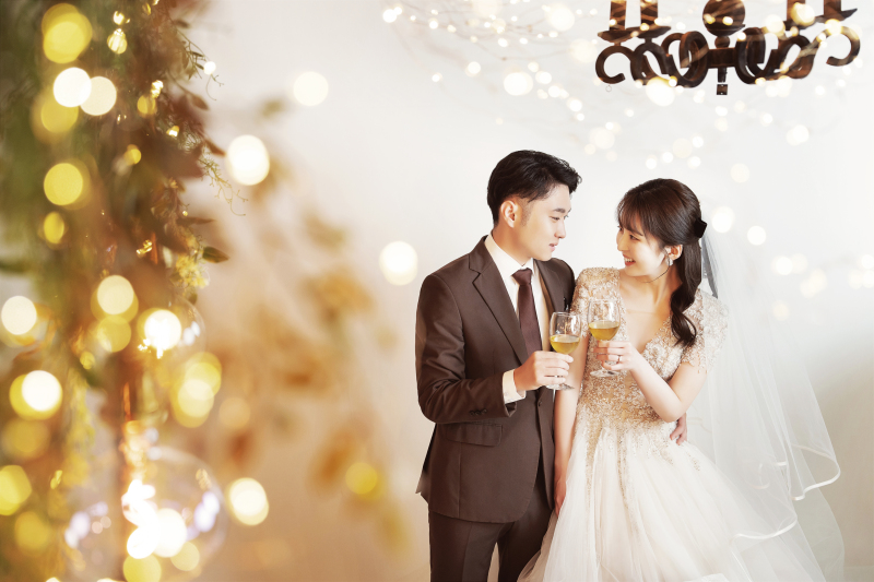 ワイングラスで乾杯