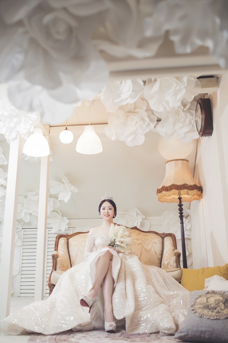 ソファーに座って