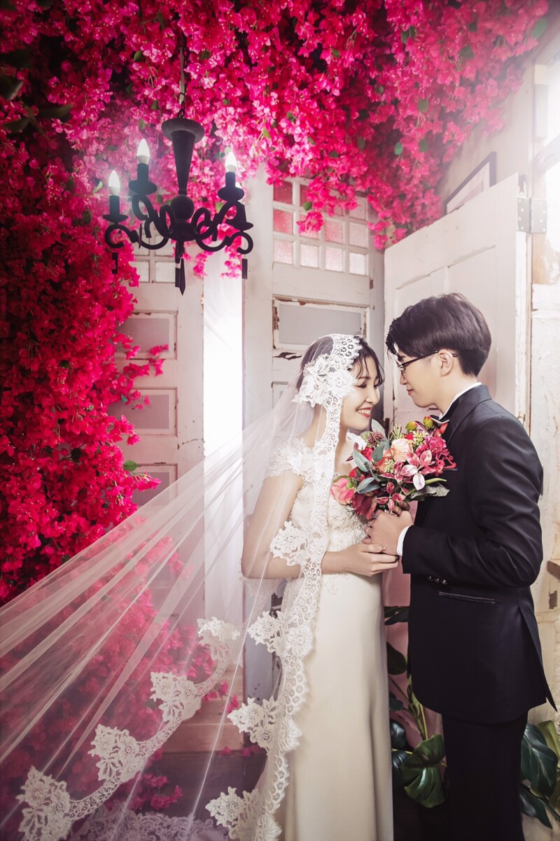 赤いお花に囲まれて