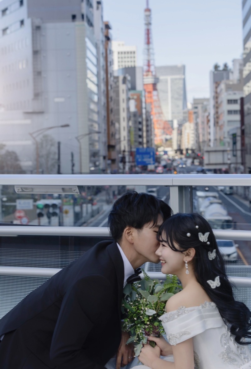 東京の街を背景に