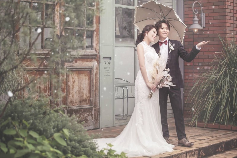 アンティーク調の扉の前で