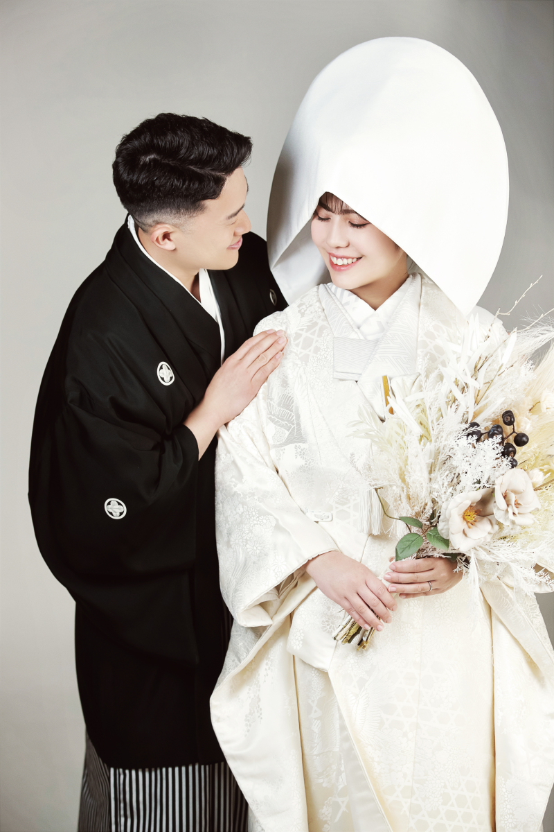 肩に手を添えて