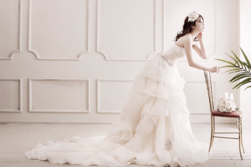 椅子にもたれかかって