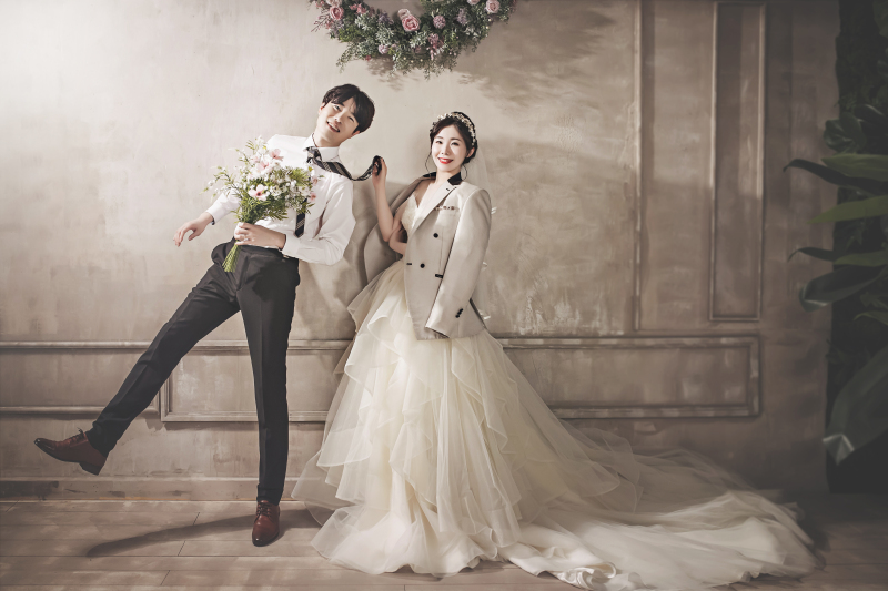 ネクタイを引っ張って