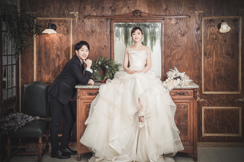 鏡の前に座って