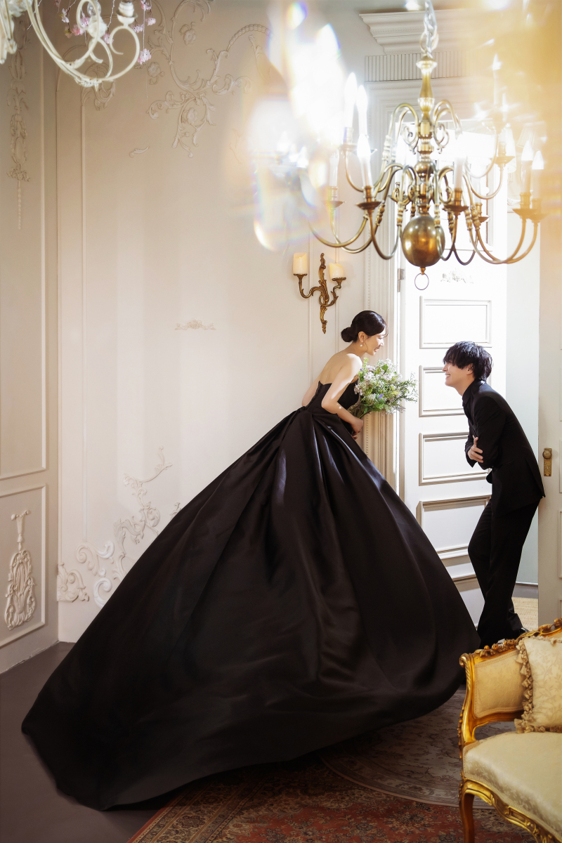 シャンデリアの元で