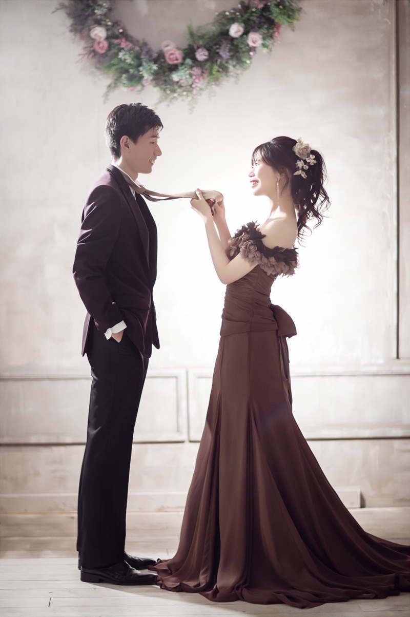 ネクタイを引っ張って