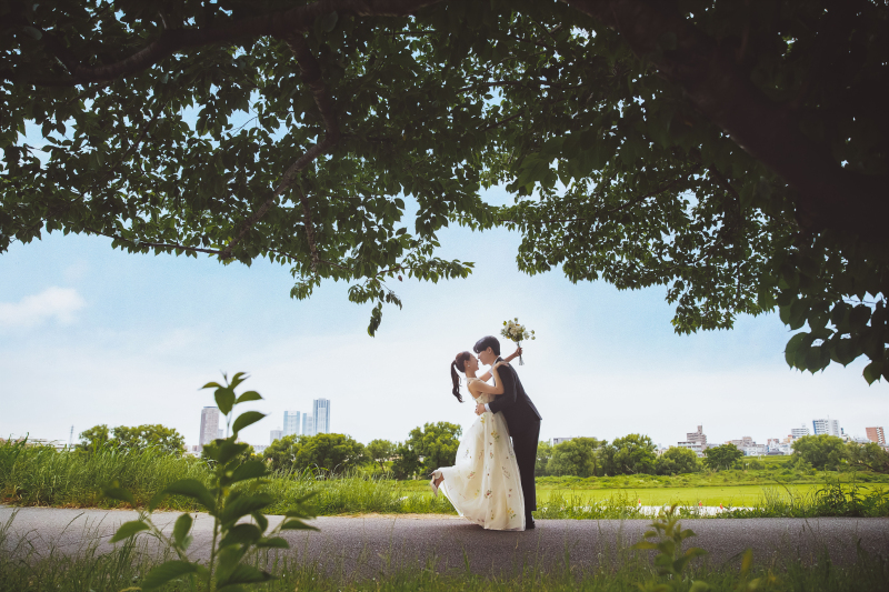 緑と青空をバックに