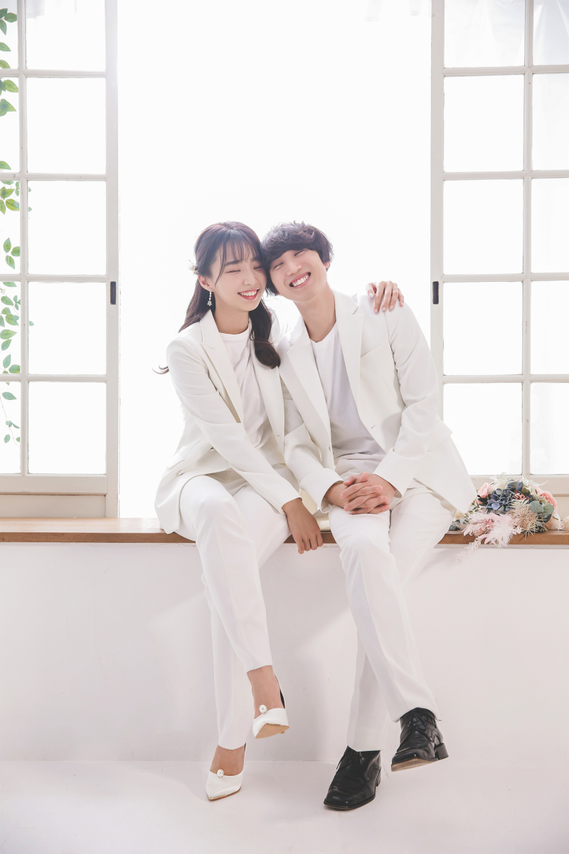 窓の前で座って♡