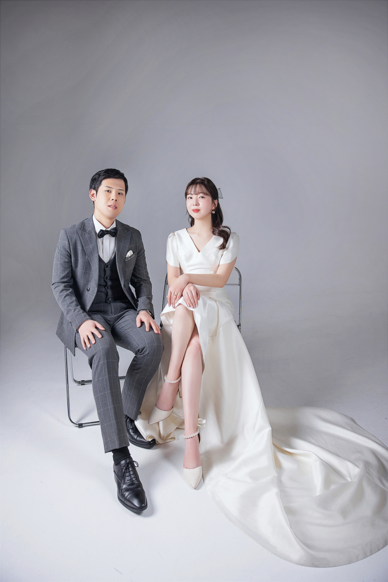 白背景にシンプルなポージングで