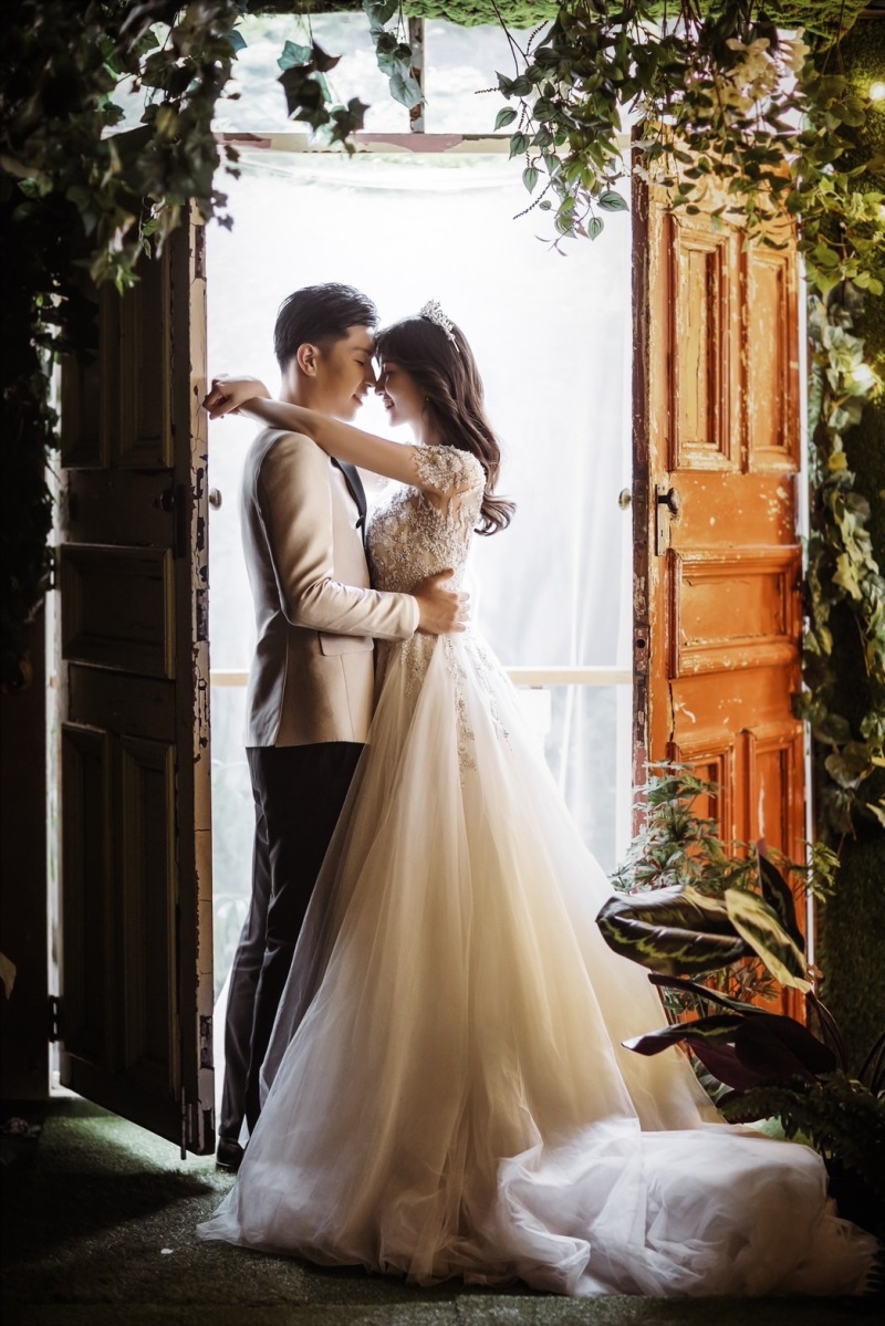 扉前で見つめ合って♪